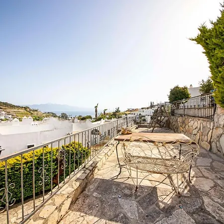 Charming With Shared Pool, Balcony, Terrace And Backyard In Bodrum Ferienhaus Karabag
